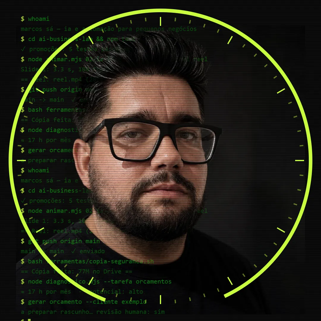 Marcos Sá, de óculos e barba, com um terminal de código atrás